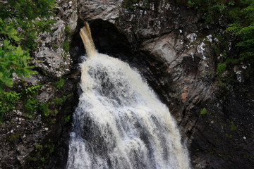 Wasserfall, Fall of Foyers, im Wald beim Loch Ness, in den Highlands von Schottland