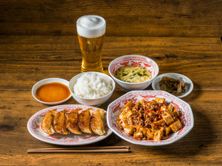 典型的な中華料理　typical Chinese cuisine (dumplings, etc)