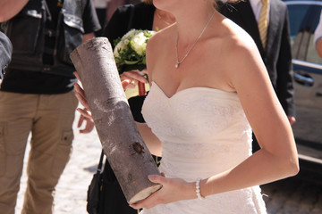 Eine anonyme Braut mit Holz zum Sägen