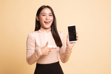 Fototapeta premium Excited Young Asian woman point to mobile phone.