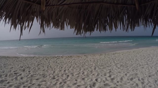 Wei&szlig;er Sand und T&uuml;rkises Wasser am Karibik Strand auf Kuba Varadero