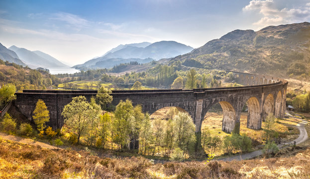 Glenfinnan Viaduct and the scottish Highlands in the background