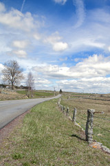 Route départementale traversant le plateau désertique de l'Aubrac