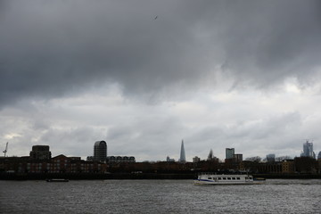 Naklejka premium London Thames River Gloomy Weather