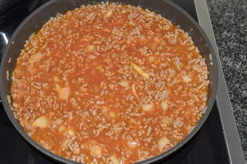 Fleisch in Sauce im Topf kochen