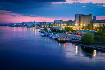 Naklejka premium Saratov city skyline at sunset, panoramic view to quay from the bridge on Volga river. Russia