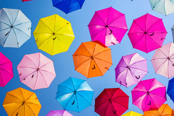 viele fliegende, bunte Regenschirme