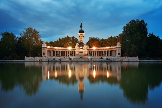 Madrid El Retiro Park monument