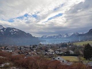 Vistas del lago Wolfgangsee desde el pueblo de Sankt Gilgen en Austria, invierno de 2018