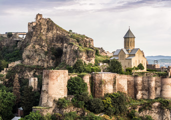 Obraz premium Horizontal photo of the Narikala fortress and the surrounding architecture of the Old Town in Tbilisi, Georgia, Caucasus, taken on early morning. 