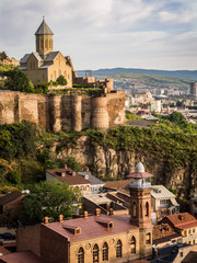 Horizontal photo of the Narikala fortress and the surrounding architecture of the Old Town in Tbilisi, Georgia, Caucasus, taken on early morning. - obrazy, fototapety, plakaty