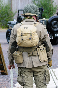 Man dressed in the uniform of a World War 2 US soldier