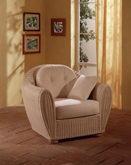 Ambiente con poltrona in vimini