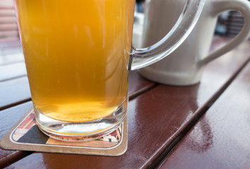 zwei Biekrüge auf einem Tich im Biergarten