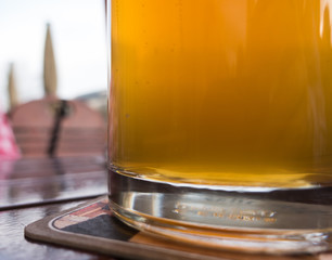 Nahaufnahme eines Bierdeckels mit Glas