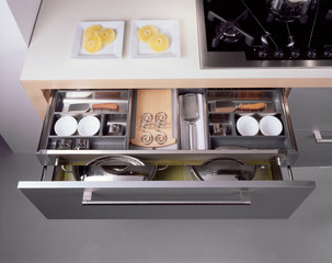 Cassetto attrezzato per utensili da cucina