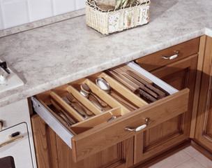 Cassetto attrezzato per utensili da cucina