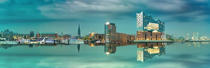 Skyline von Hamburg mit Blick auf die Elbphilharmonie die sich im Wasser spiegelt © Daniel Fröhlich
