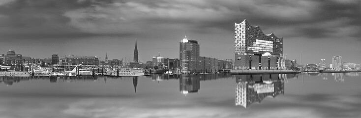 Skyline von Hamburg mit Blick auf die Elbphilharmonie die sich im Wasser spiegelt