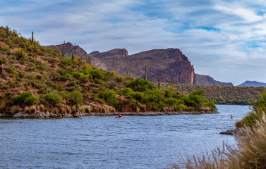 Obraz premium Kayaker Fishing On Saguaro Lake In Arizona
