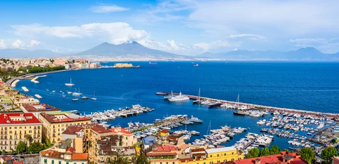 Fotobehang Napels Napels stad en haven met de Vesuvius aan de horizon gezien vanaf de heuvels van Posilipo. SZeelandschap van de stadshaven en golf aan de Tyrrheense Zee