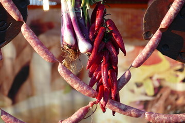Salsiccia di carne cruda e peperoncini appesi © Franxuc