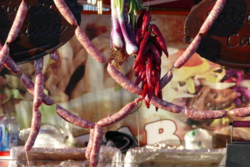 Salsiccia di carne cruda e peperoncini appesi © Franxuc