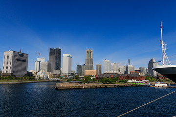 Obraz premium 客船の舳先とみなとみらい