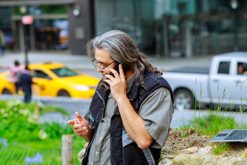 Fototapeta premium Man traveling in New York talking on phone summer city day