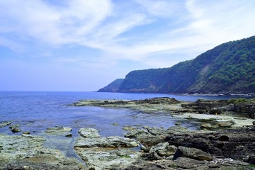 五色浜は山陰海岸国定公園にあり日本海の荒波の浸食によって造られた大きな岩などで構成されています。