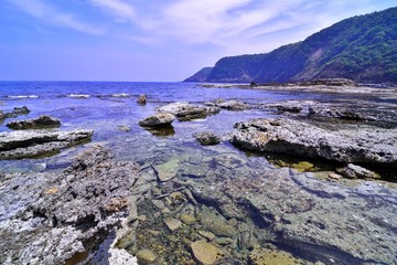 Fototapeta na wymiar 五色浜は山陰海岸国定公園にあり日本海の荒波の浸食によって造られた大きな岩などで構成されています。