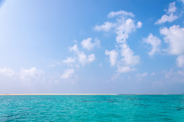Fototapeta na wymiar 久米島・はての浜　美しい海と砂浜と青空