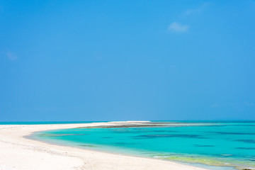 Fototapeta na wymiar 久米島・はての浜　美しい海と砂浜と青空