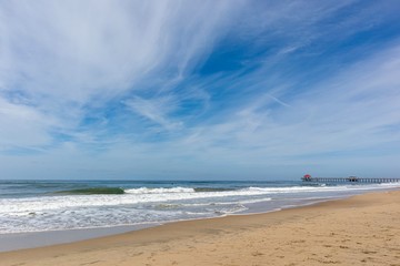 Fototapeta na wymiar Huntington Beach Pier, ocean and blue sky
