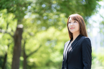 公園でリラックスする女性