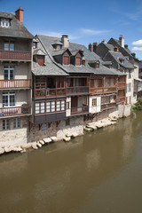 Fototapeta na wymiar Maisons à colonbages et toitures de lauzes sur les bords du Lot à Espalion (Aveyron)