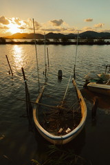 沈むボートと湖の夕景