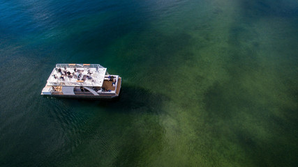 Party pontoon boat on lake - Hayden Lake - obrazy, fototapety, plakaty