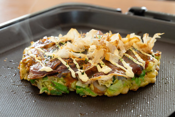 日本の伝統的な郷土料理であるお好み焼き