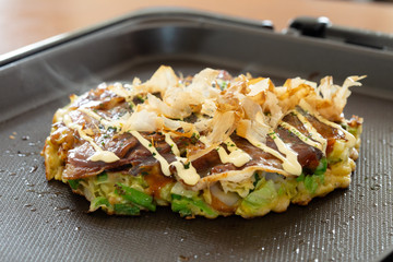 日本の伝統的な郷土料理であるお好み焼き