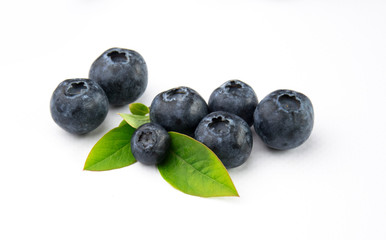 Owoce borówki z liśćmi blueberry - obrazy, fototapety, plakaty