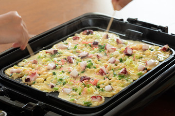 日本の伝統的な郷土料理であるたこ焼き