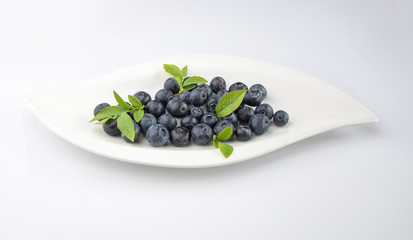 Owoce borówki z liśćmi na talerzyku blueberry