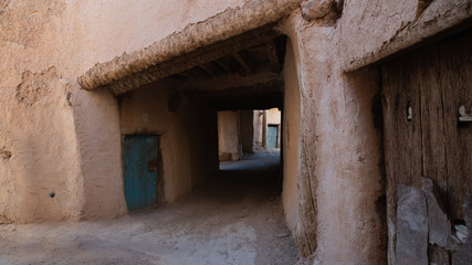 Fototapeta premium Narrow lanes in a desert old town in Algeria