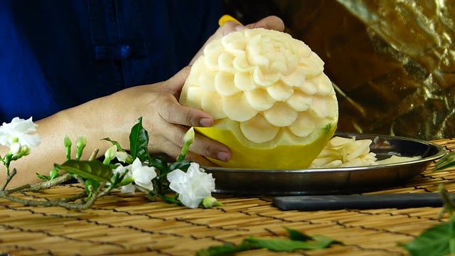 Fruit carving to create beauty for Thai style food