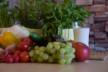 gesunde Ernährung mit Obst, Gemüse und Fisch