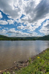 Der Rein mit wei&szlig;blauen Wolken