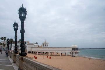 Fototapeta na wymiar playa de la caleta en un hermoso día nuboso, Cádiz