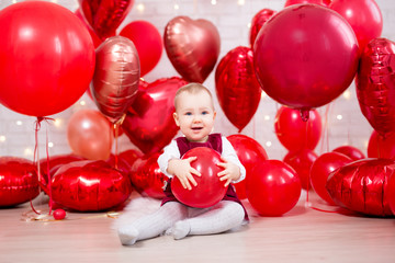Fototapeta na wymiar valentine's day concept - little baby girl with red balloons