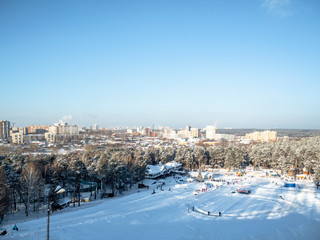 Obraz premium Winter park from the edge of a city.
